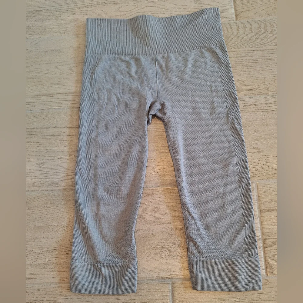 Lululemon Cropped Capri Gray Textured Compression Leggings - Size 6